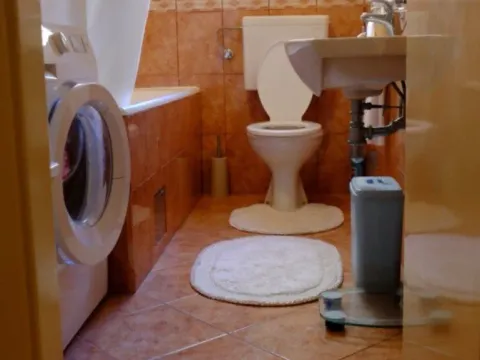 Izdavanje, dvosoban stan, 100m², Kalimanj, Tivat - image 9