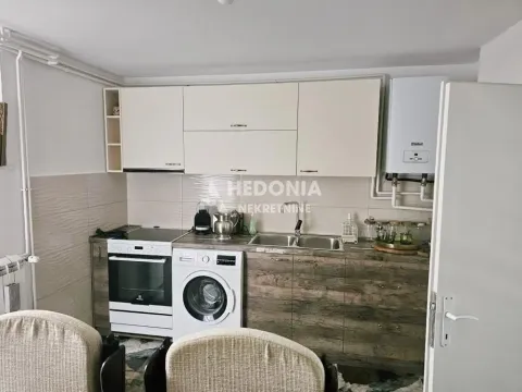 Manja kuhinja sa belim elementima, ugradnim uređajma i sudoperom. - image 12
