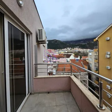 Balkon sa pogledom na grad i planine. - image 14