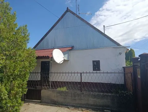 Pogled na spoljašnjost kuće sa dvorištem i ogradom. - image 10