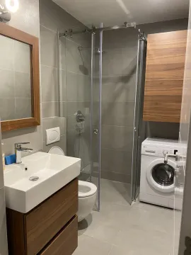 Kupatilo sa tuš kabinom, lavaboom i veš mašinom. - image 6