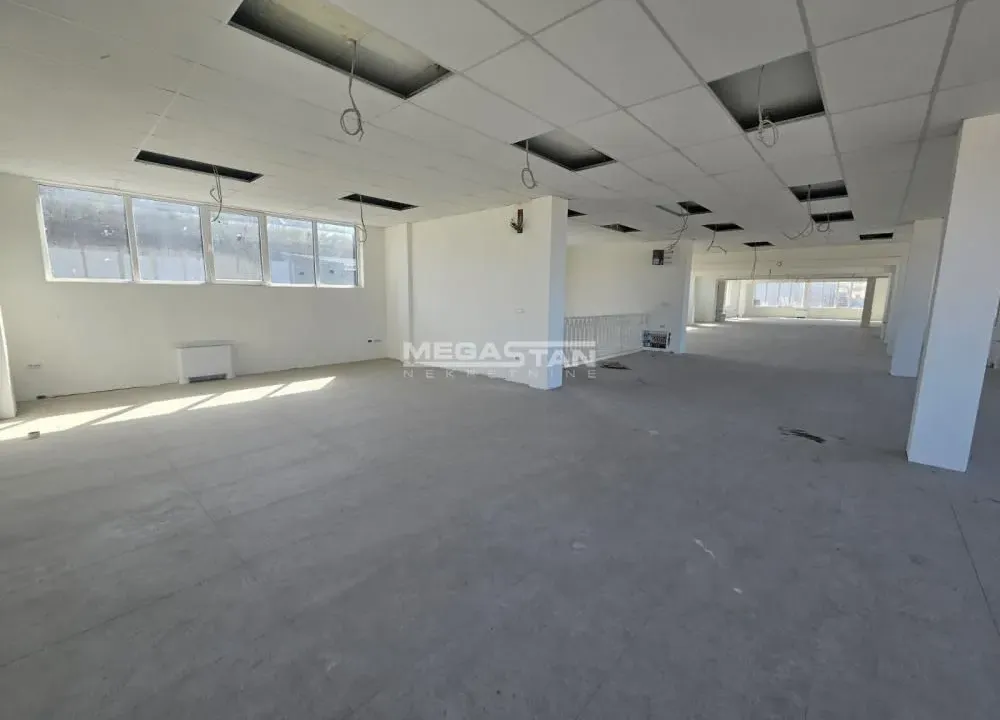 Izdavanje, poslovni prostor, 1200m², Žarkovo, Beograd