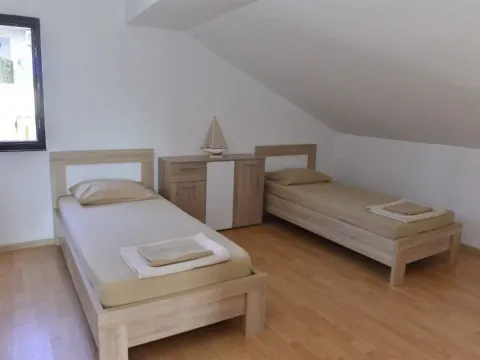 Izdavanje, četvorosoban stan, 210m², Marići, Tivat - image 13