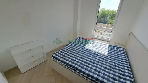 Svetla spavaća soba sa bračnim krevetom i belom komodom. - image 13