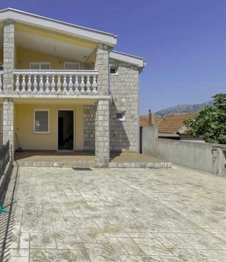 Izdavanje, kuća, 220m², Konik, Podgorica