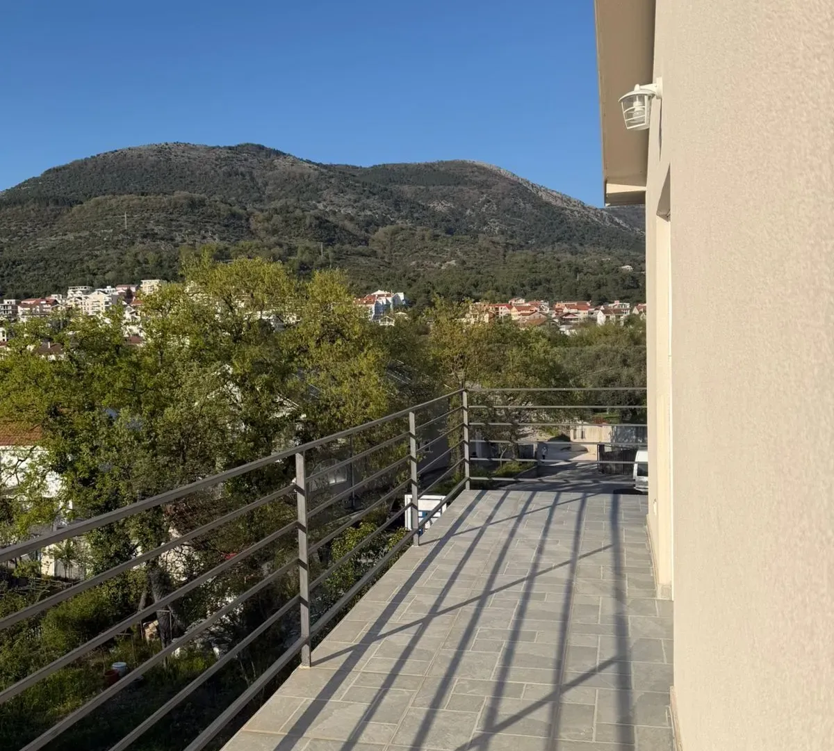 Izdavanje, dvosoban stan, 66m², Bonići, Tivat