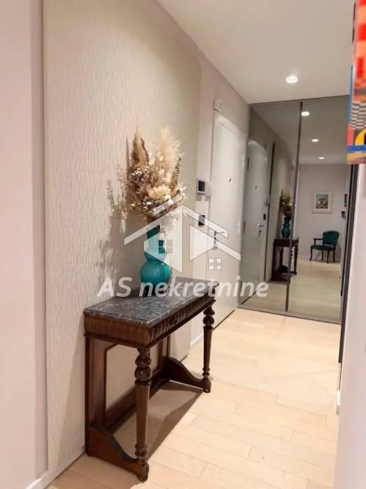 Izdavanje, četvorosoban stan, 103m², Stari Grad, Beograd