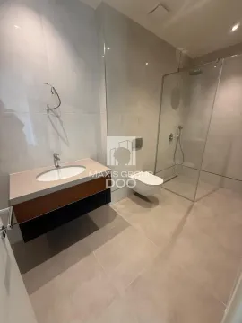 Savremeno opremljeno kupatilo sa tuš kabinom i umivaonikom. - image 19