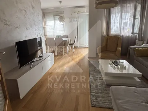 Prostrana dnevna soba sa garniturom, televizorom i trpezarijskim dijelom u pozadini. - image 9