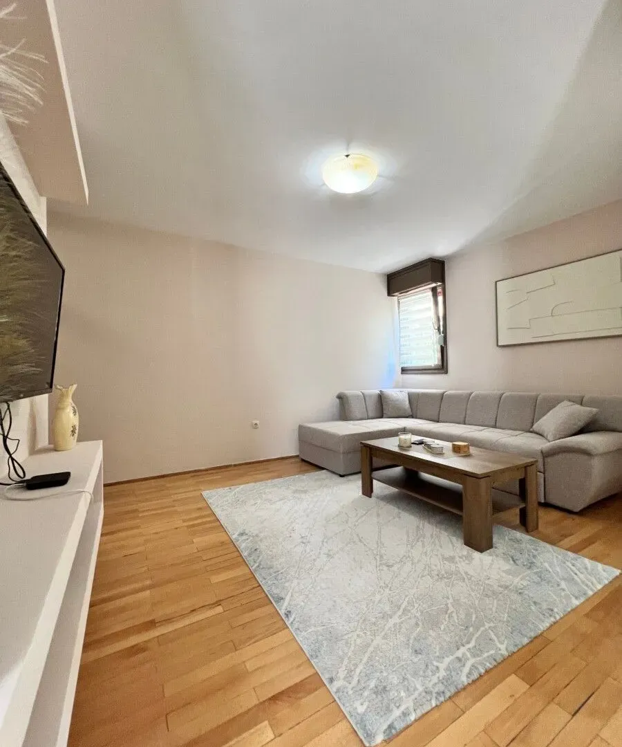 Izdavanje, dvosoban stan, 85m², Blok 5, Podgorica