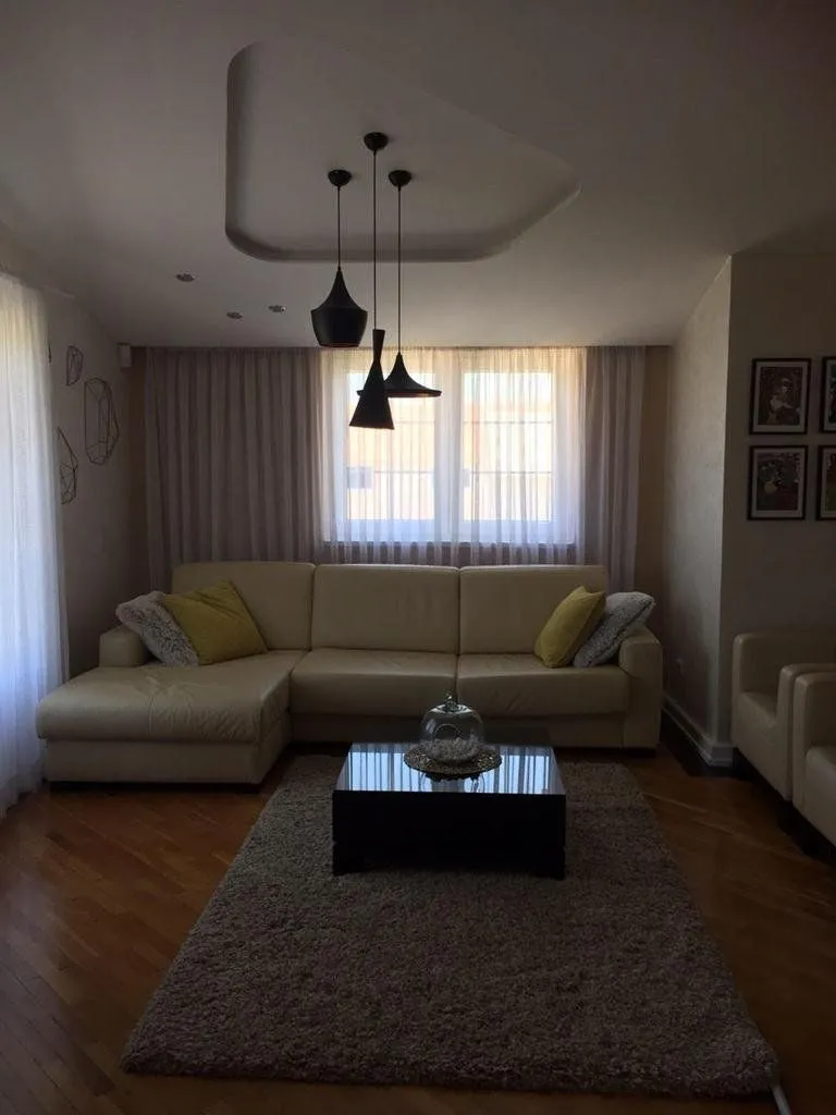 Izdavanje, kuća, 320m², Gornja Gorica, Podgorica