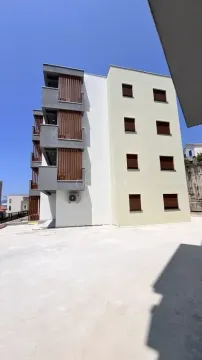 Pogled na spoljašnjost moderne stambene zgrade sa terasam i uređenim dvorištem. - image 8