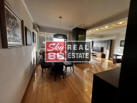 Prostrani dnevni boravak sa trpezarijom i drvenim podom. - image 13