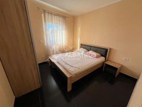 Namještena spavaća soba sa bračnim krevetom, noćnim stočićem i ormarom. - image 5