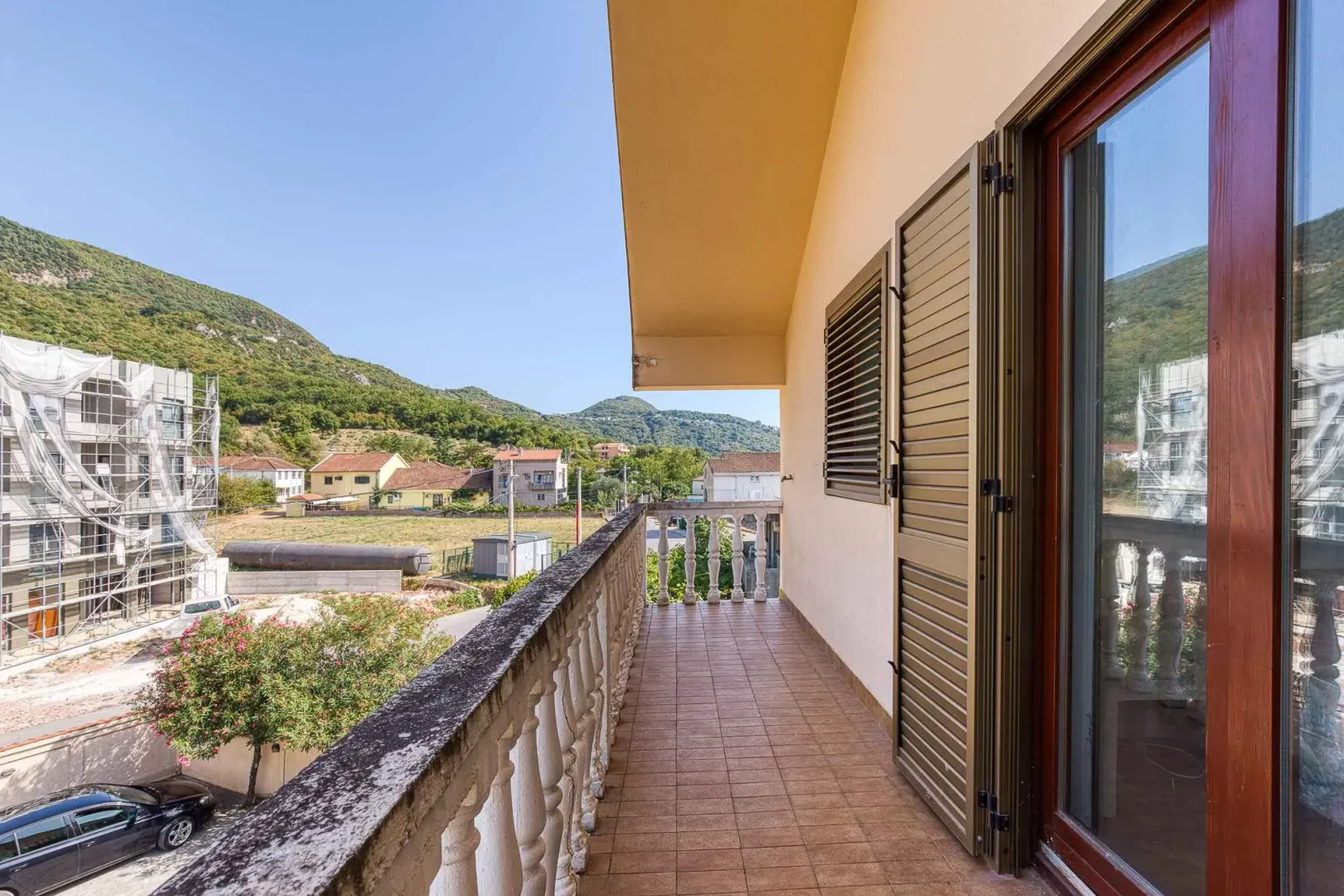 Balkon sa pogledom na okolinu i brda.