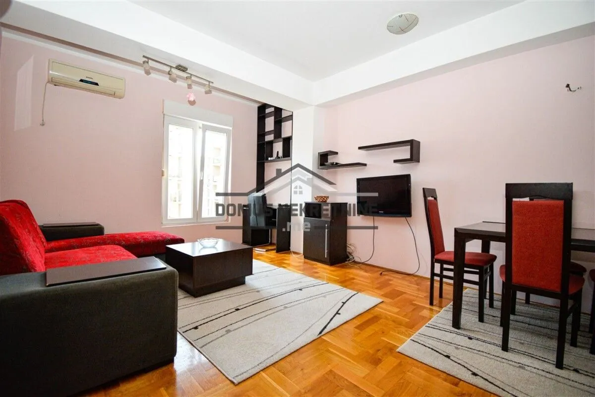 Izdavanje, jednosoban stan, 42m², Blok 6, Podgorica