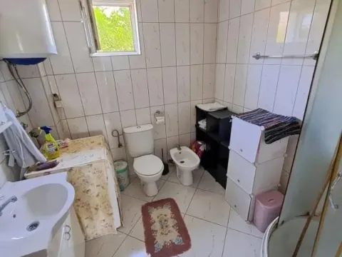 Izdavanje, kuća, 130m², Tološi, Podgorica - image 7