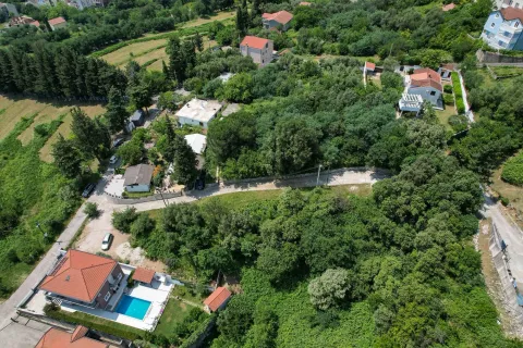Pogled iz vazduha na okolinu sa kućama i zelenilom. - image 8
