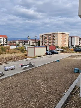Pogled na okolne stambene zgrade i dvorište u izgradnji. - image 2