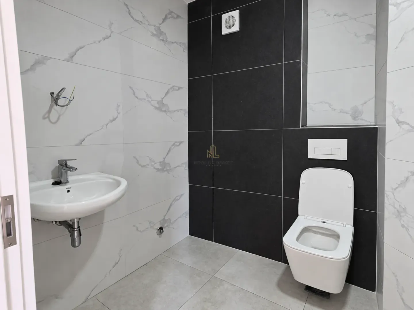 Novoopremljeno kupatilo sa umivaonikom i wc šoljom.