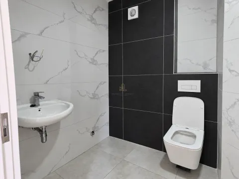 Novoopremljeno kupatilo sa umivaonikom i wc šoljom. - image 6