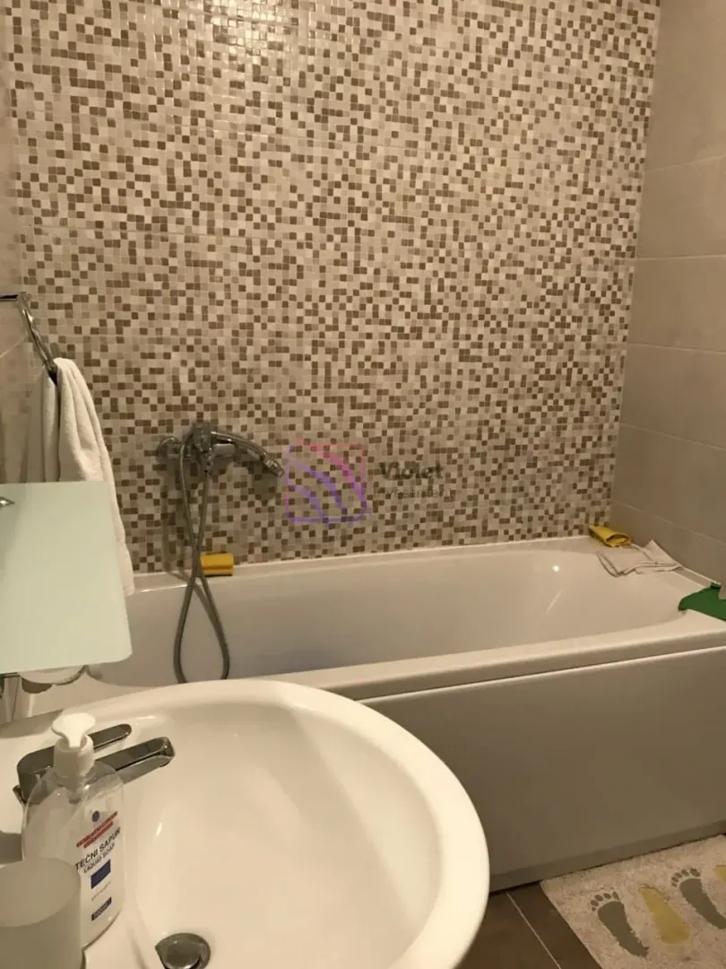 Bathroom with a bathtub and a washbasin.