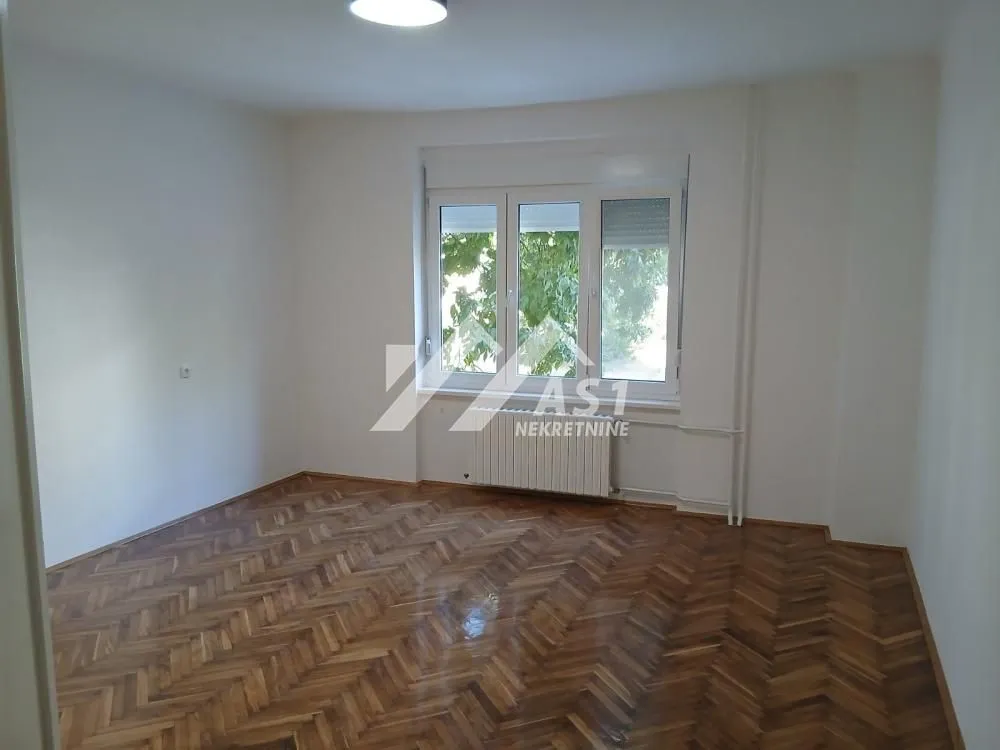 Izdavanje, trosoban stan, 61m², Centar, Novi Sad