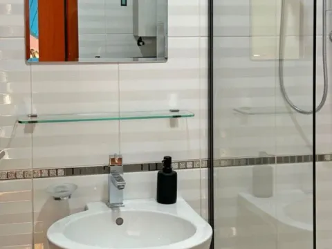 Izdavanje, dvosoban stan, 55m², Sveti Stefan, Budva - image 10