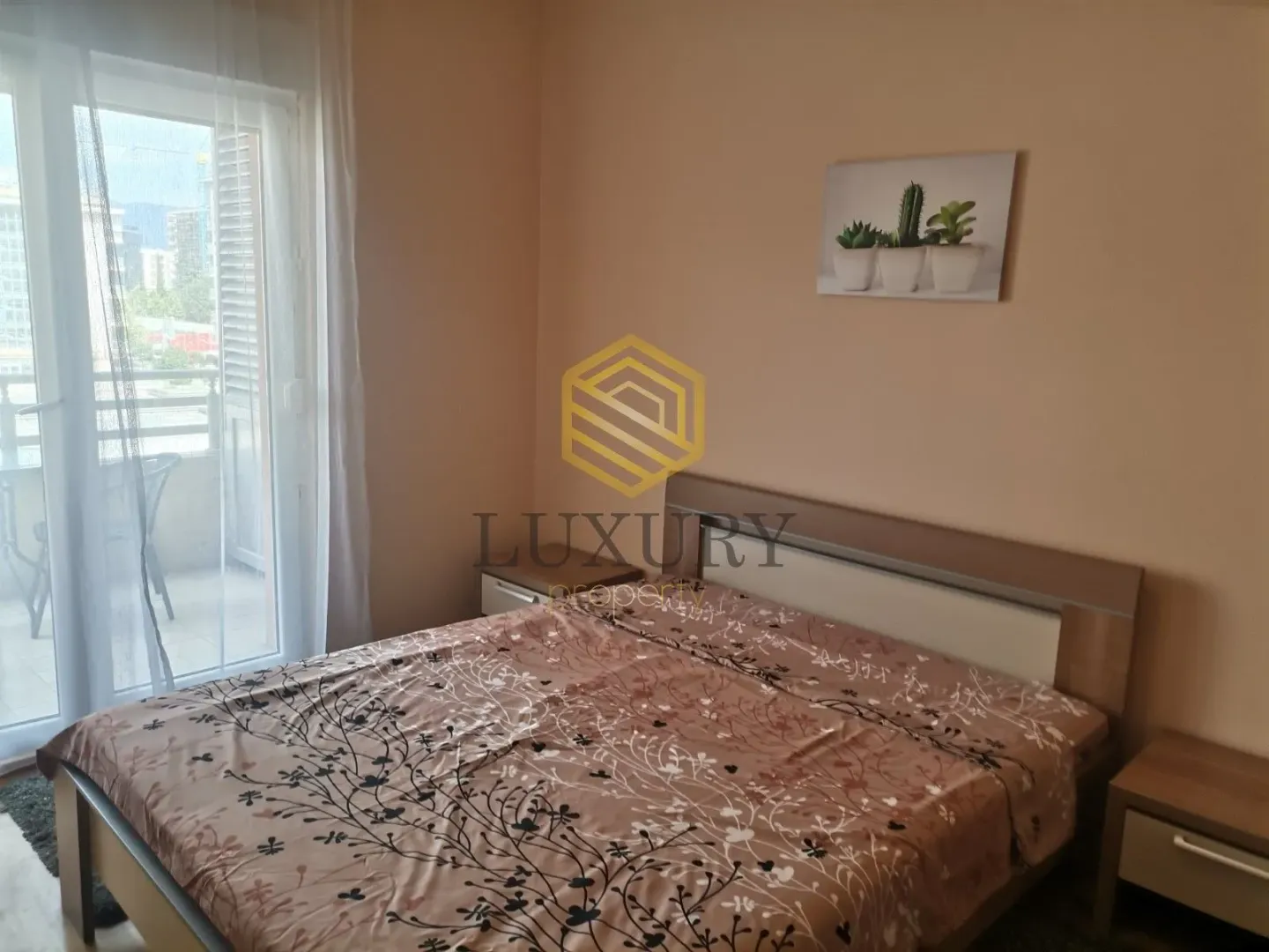 Furnished bedroom with a double bed and access to the terrace.