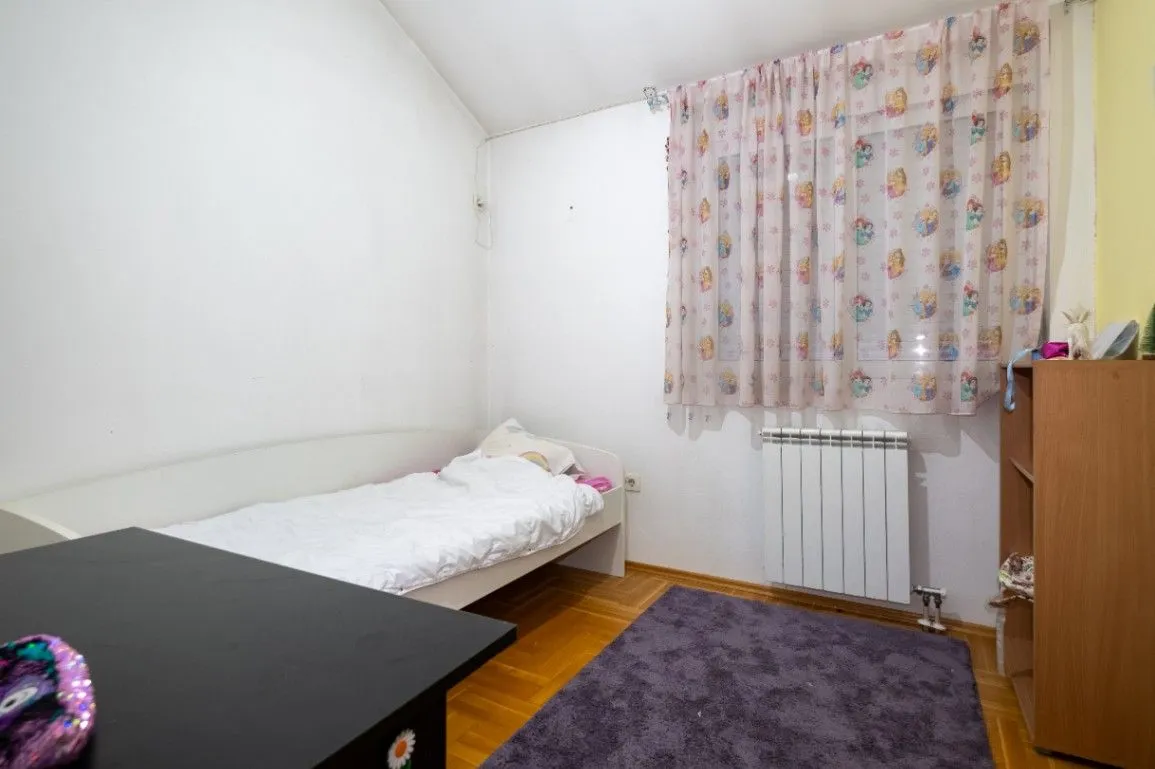 Izdavanje, kuća, 220m², Tološi, Podgorica