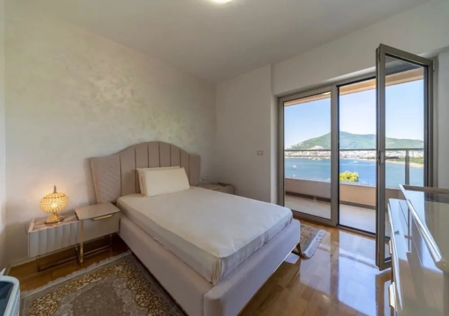 Rent, three bedroom apartment, 150m², Dukley Gardens, Budva