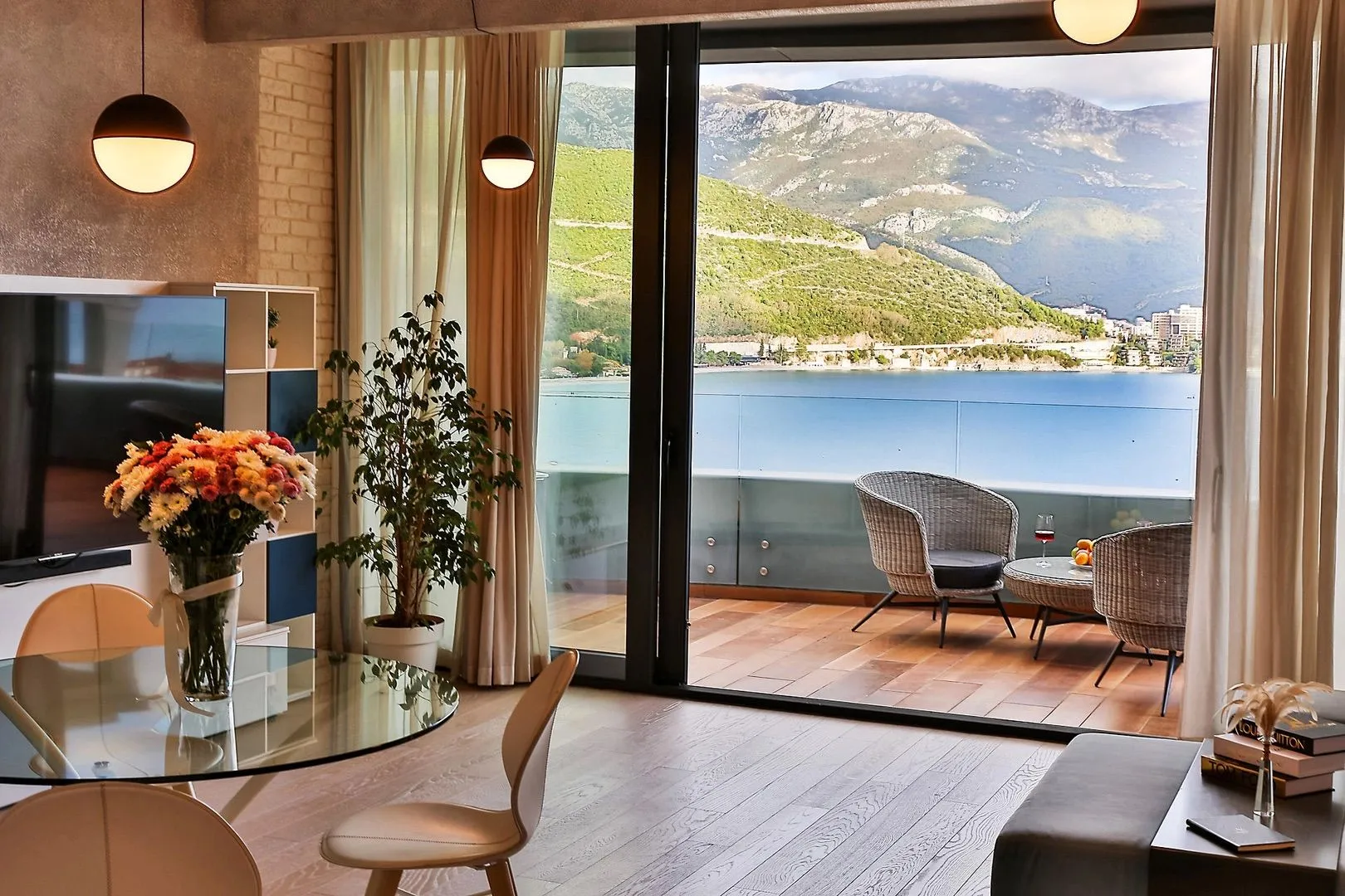 Izdavanje, dvosoban stan, 117m², Centar, Budva