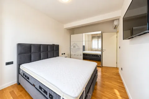 Spavaća soba sa bračnim krevetom, plakarom sa ogledalom i zidnim televizorom. - image 8