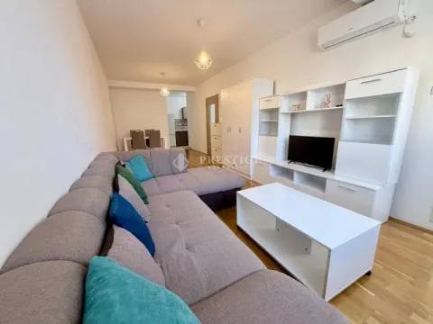 Dnevni boravak sa garniturom, TV komodom i trpezarijom u pozadini. - image 2