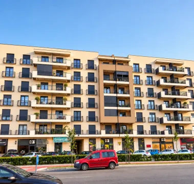 Pogled na spoljašnjost moderne višestambene zgrade sa balkonima. - image 9