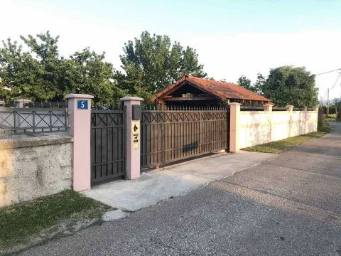 Main gate and fence in front of the house yard. - image 23