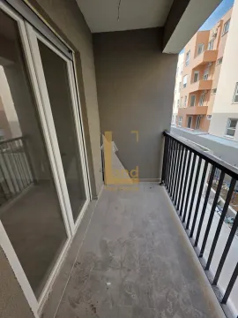Natkriveni balkon sa keramičkim pločicama i pogledom na zgradu. - image 7