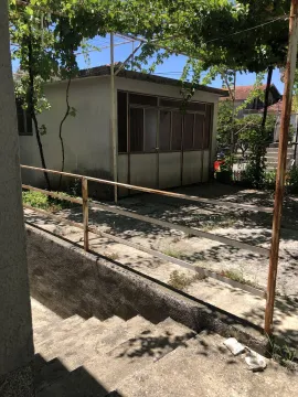 Dvorište sa betonskim stepenicama, metalnom ogradom i pomoćnim objektom ispod vinove loze. - image 4
