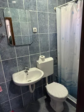 Kompaktno kupatilo sa umivaonikom, wc šoljom i plavim zidnim pločicama. - image 8