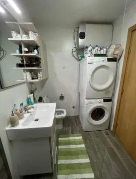 Manje kupatilo sa umivaonikom, wc šoljom i veš mašinom. - image 8
