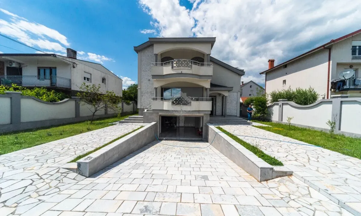 Izdavanje, kuća, 320m², Zlatica, Podgorica