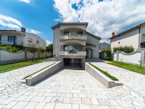 Izdavanje, kuća, 320m², Zlatica, Podgorica