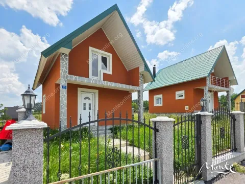 Pogled na spoljašnjost kuće sa dvorištem i ogradom. - image 2