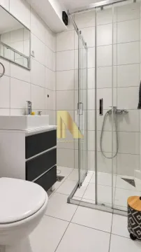Savremeno opremljeno kupatilo sa tuš kabinom i belim pločicama. - image 9