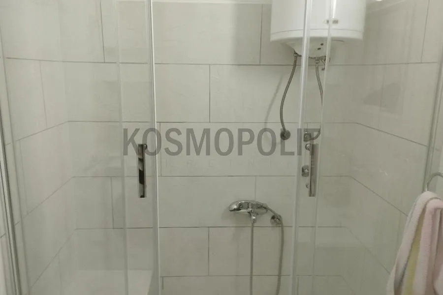 Tuš kabina sa staklenim paravanom u kupatilu.