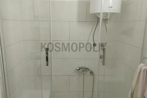 Tuš kabina sa staklenim paravanom u kupatilu. - image 18