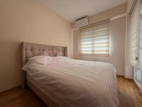 Modern bedroom with a double bed and a window with blinds. - image 7