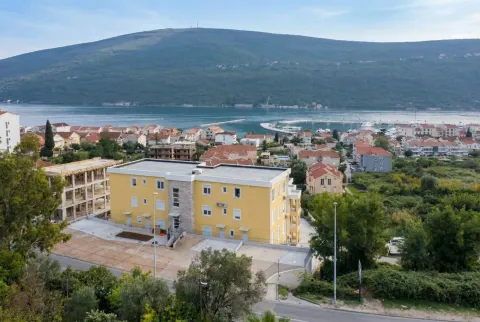 Žuta stambena zgrada u blizini mora sa pogledom na zaliv. - image 2