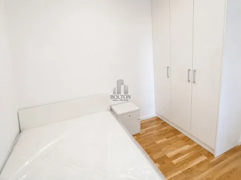 Nameštena spavaća soba sa krevetom i ugradnim ormanom. - image 8