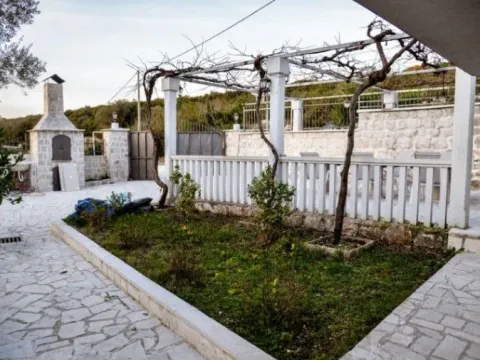 Izdavanje, kuća, 70m², Bigova, Kotor - image 2